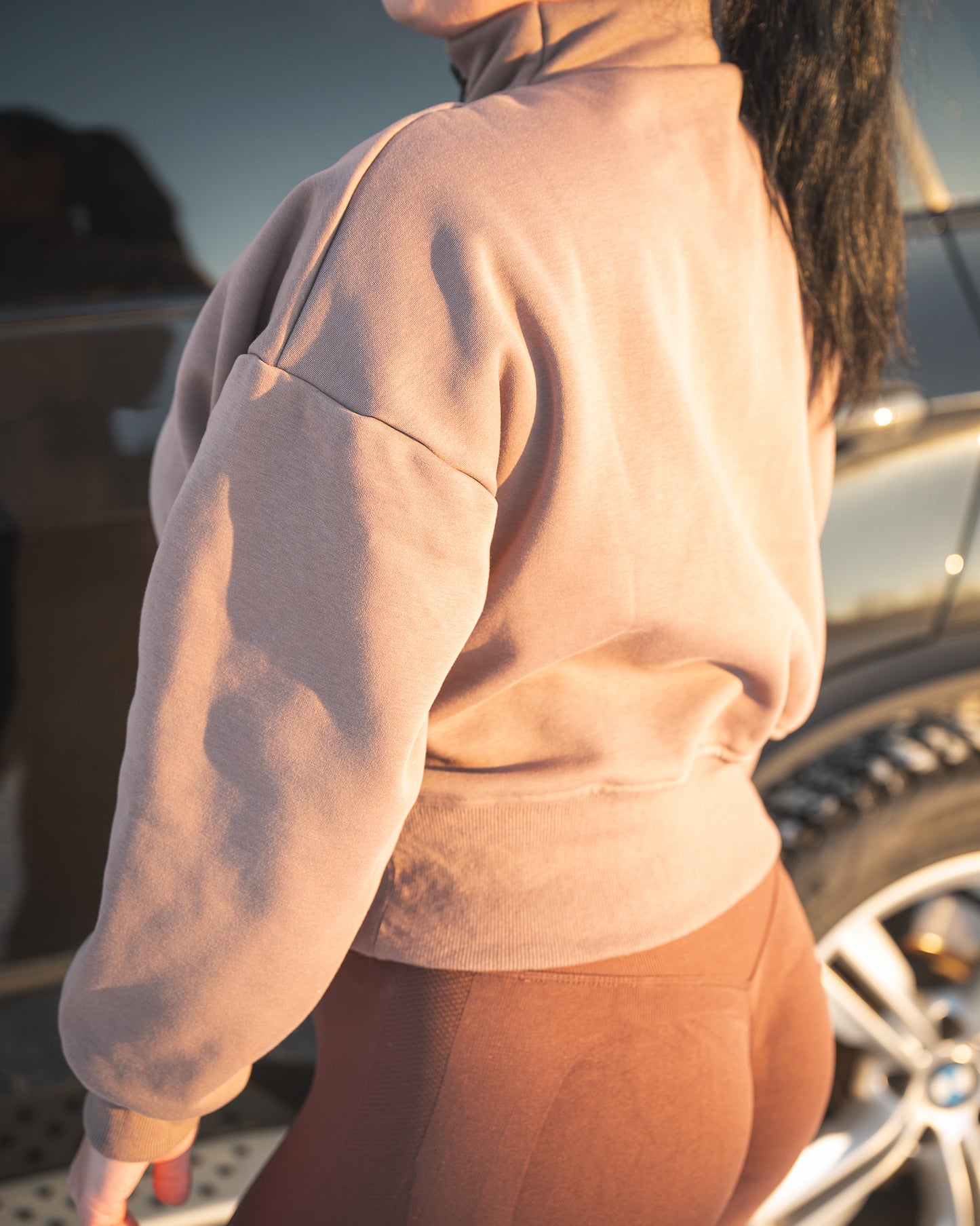 Ruskea hoodie sopii korkeavyötäröisten trikoiden kanssa