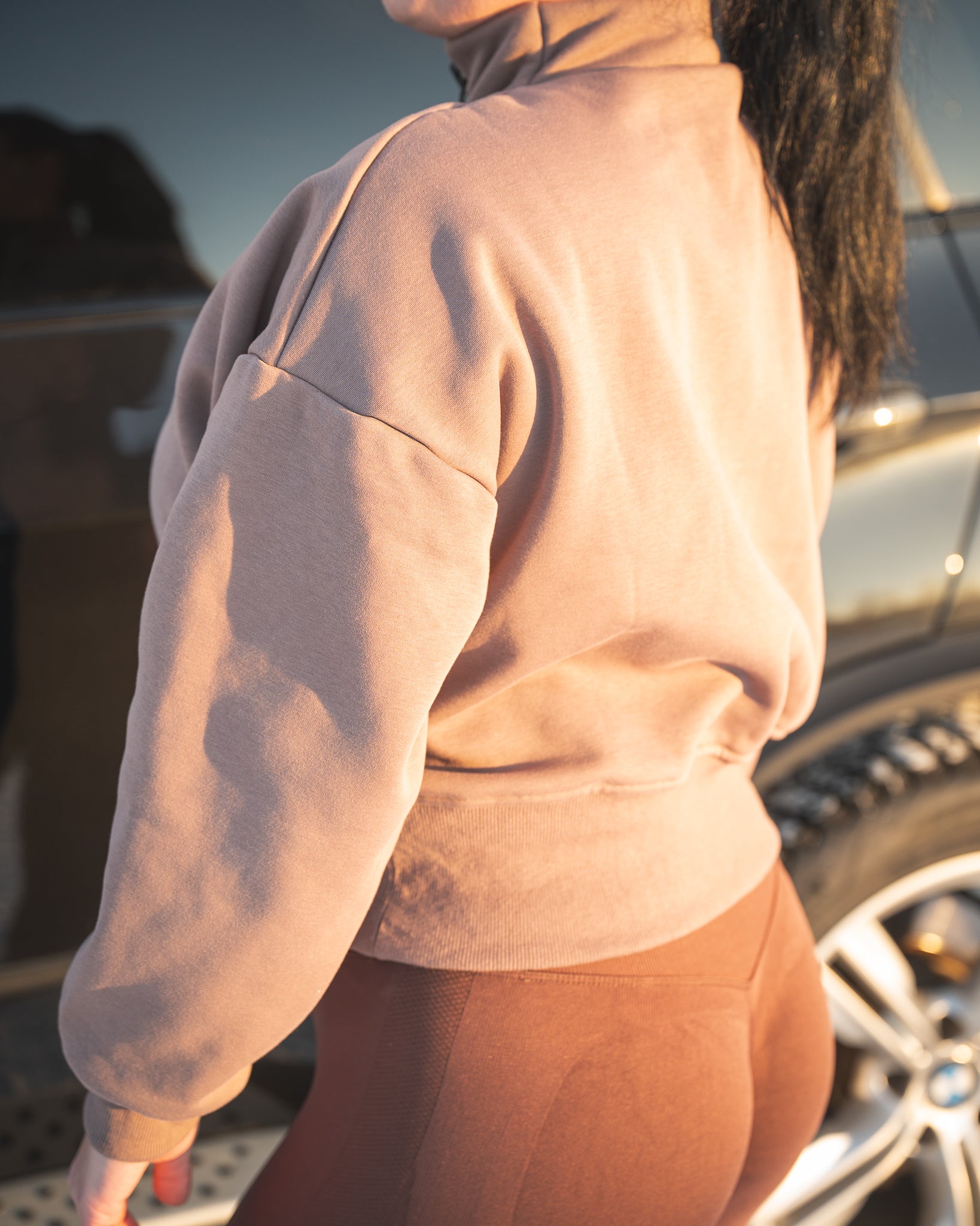 Ruskea hoodie sopii korkeavyötäröisten trikoiden kanssa