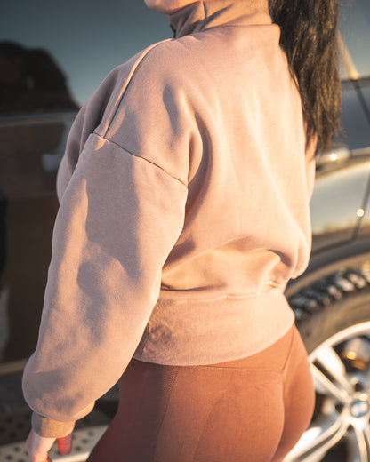 Ruskea hoodie sopii korkeavyötäröisten trikoiden kanssa