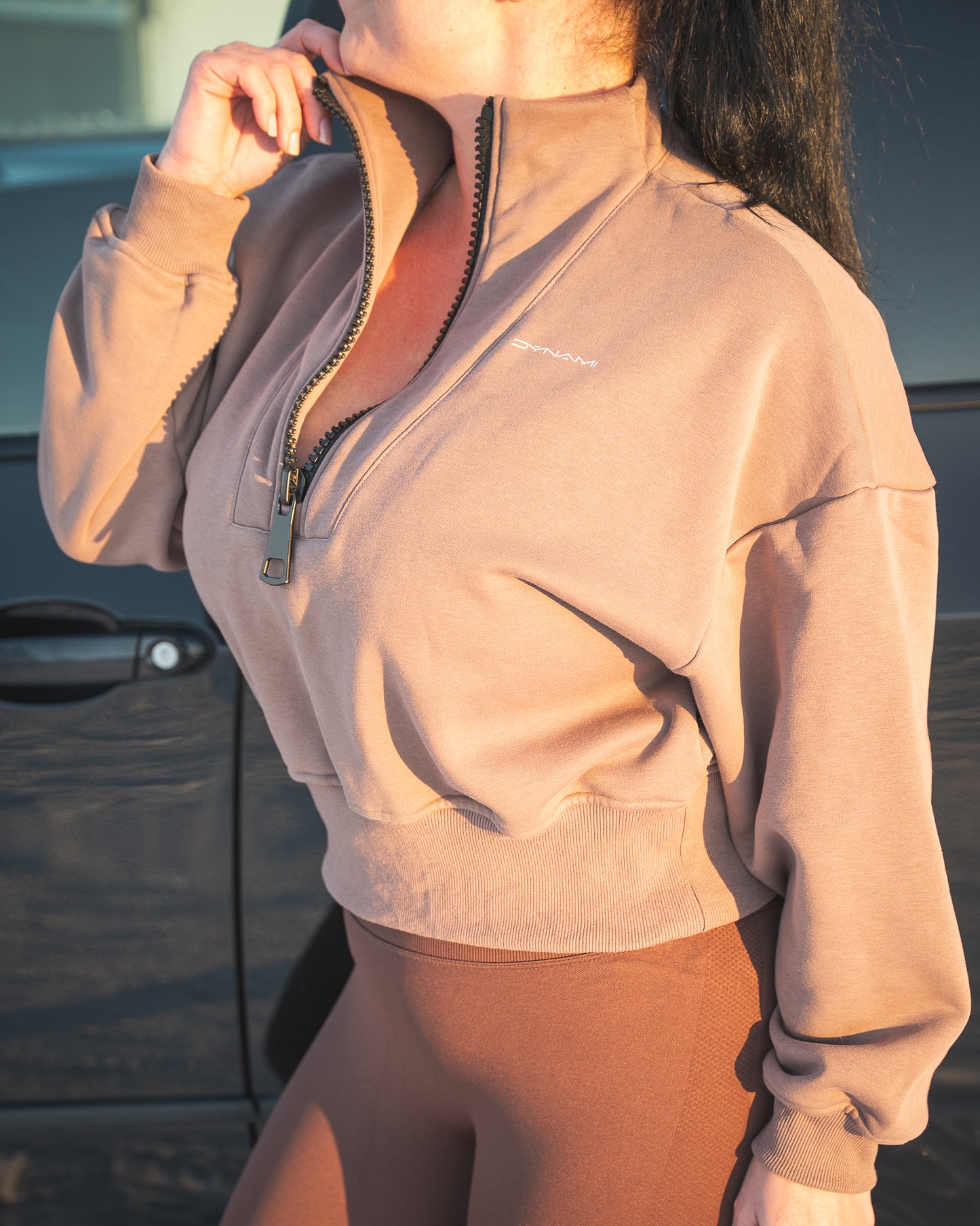 Lyhyt hoodie jossa iso vetoketju