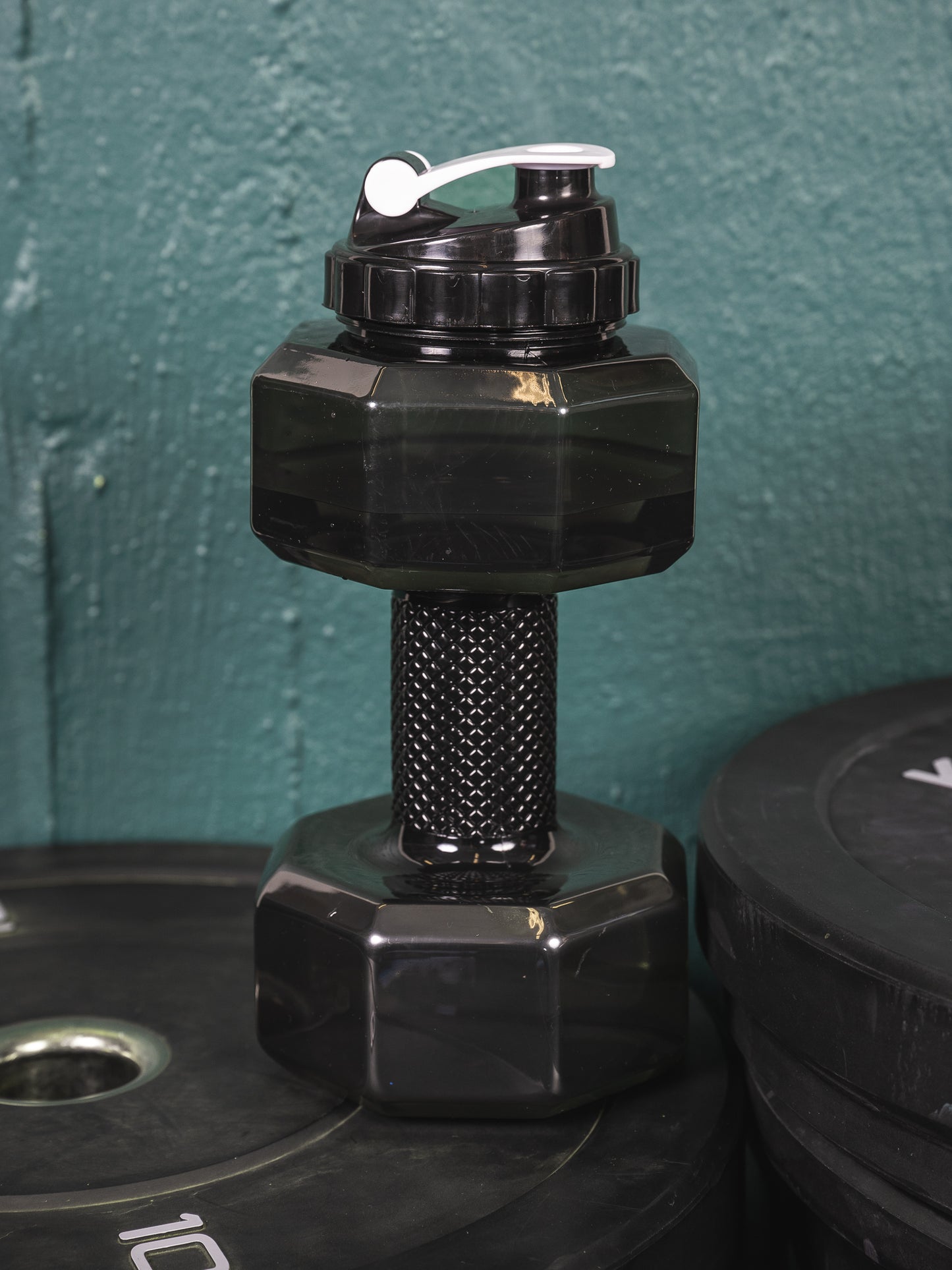 Musta Dumbbell 2.2.L juomapullo