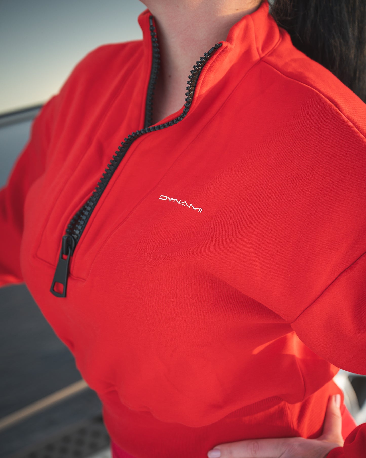 Iso vetoketju näyttävällä halkiolla hoodie