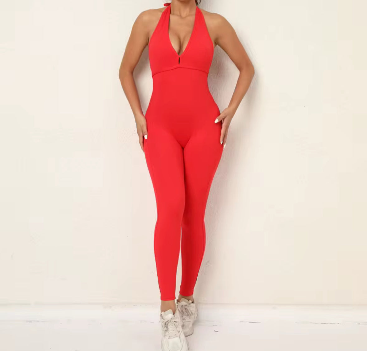 punainen seksikäs jumpsuit